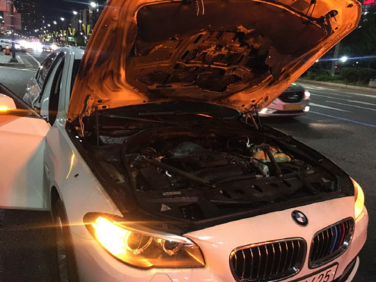 1일 오후 7시께 서울 잠실 인근에서 주행 중이던 BMW 520d 차량에서 연기가 피어올랐다. 주행 중 연기가 피어오른 BMW 차량. <김양혁 기자>